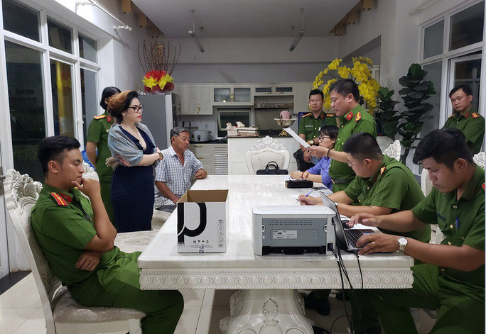 Công an TP HCM đọc lệnh bắt Phạm Thị Tuyết Nhung