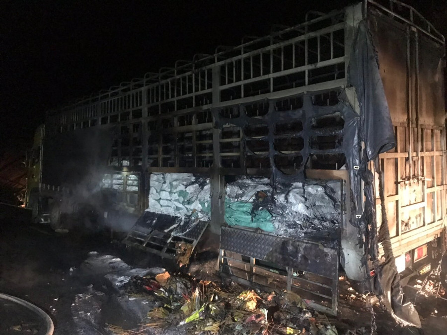 Vụ cháy gây thiệt hại nặng nề cho chiếc xe và hàng hóa. Ảnh: Văn Ngọc