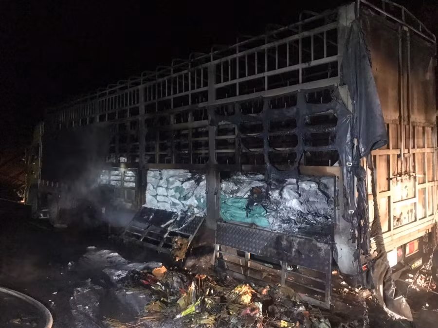 Vụ cháy gây thiệt hại nặng nề cho chiếc xe và hàng hóa. Ảnh: Văn Ngọc