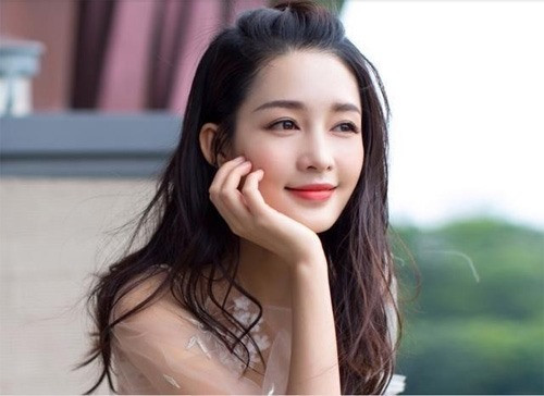 Nhan sắc xinh đẹp của Lý Thấm luôn được khán giả đánh giá cao. Cô từng gây ấn tượng khi đảm nhận vai phụ trong phim “Hậu cung Như Ý truyện” và được khen ngợi là mỹ nhân đẹp nhất giữa muôn vàn người đẹp tham gia tác phẩm nặng kí này. Ảnh: Xinhua.