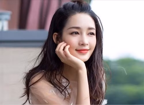 Nhan sắc xinh đẹp của Lý Thấm luôn được khán giả đánh giá cao. Cô từng gây ấn tượng khi đảm nhận vai phụ trong phim “Hậu cung Như Ý truyện” và được khen ngợi là mỹ nhân đẹp nhất giữa muôn vàn người đẹp tham gia tác phẩm nặng kí này. Ảnh: Xinhua.