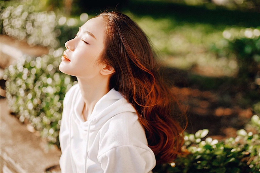 Những hình ảnh mới đây của người đẹp Nguyễn Thị Hồng Tuyết thu hút sự quan tâm của người hâm mộ.