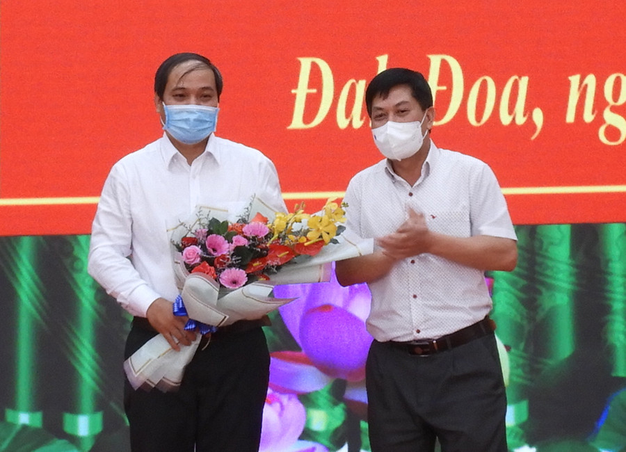 Bí thư Huyện ủy Đak Đoa Nguyễn Hữu Thọ (bìa phải) tặng hoa chúc mừng ông Vũ Duy Minh được bầu giữ chức Chủ nhiệm Ủy ban Kiểm tra Huyện ủy. Ảnh: Thanh Nhật Bí thư Huyện ủy Nguyễn Hữu Thọ (phải) tặng hoa chúc mừng ông Vũ Duy Minh giữ chức Chủ nhiệm Ủy ban kiểm tra Huyện ủy Đak Đoa khóa XVII. Ảnh: Thanh Nhật