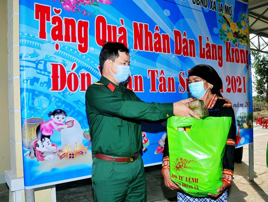 Tặng quà và bánh chưng cho bà con làng Krong (xã Ia Mơr, huyện Chư Prông). Ảnh: Vĩnh Hoàng