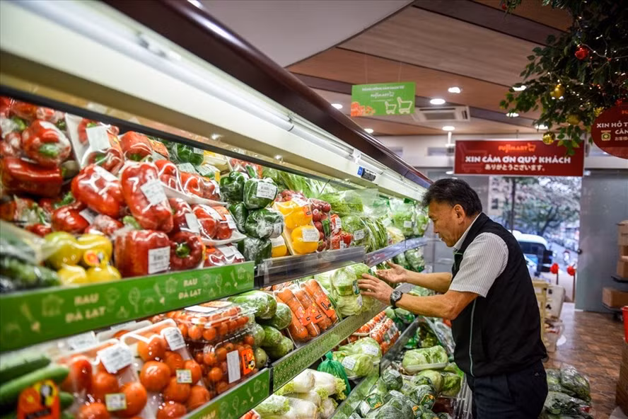  Hàng hóa dồi dào tại siêu thị đảm bảo nhu cầu mua sắm Tết của người dân. Ảnh: Vũ Long