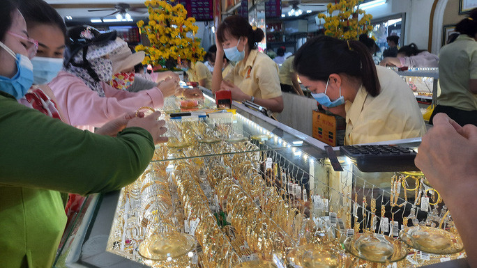 Sát ngày Thần Tài sức mua thường tăng mạnh, giá vàng tại Việt Nam có thể biến động bất ngờ - Ảnh: Thy Thơ Sát ngày Thần Tài sức mua thường tăng mạnh, giá vàng tại Việt Nam có thể biến động bất ngờ - Ảnh: Thy Thơ