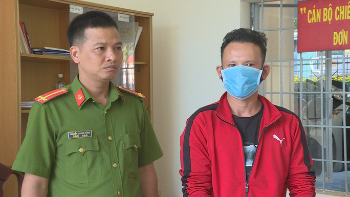 Đối tượng Lợi bị bắt tạm giam để điều tra về hành vi mua bán hàng cấm là pháo hoa.