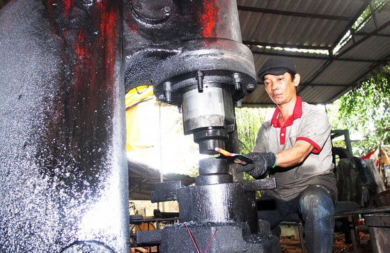  Những người thợ lò rèn Phương Danh cơ giới hóa làng nghề để bắt kịp thời đại