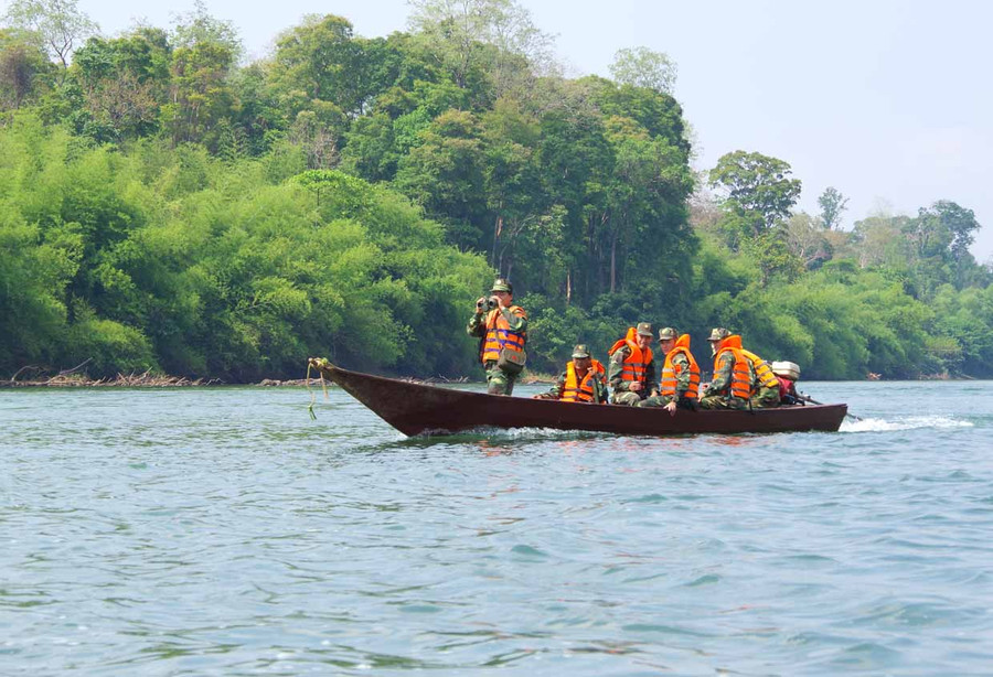 Cán bộ, chiến sĩ Đồn Biên phòng Ia Chía (huyện Ia Grai) trên đường tuần tra. Ảnh: Anh Huy