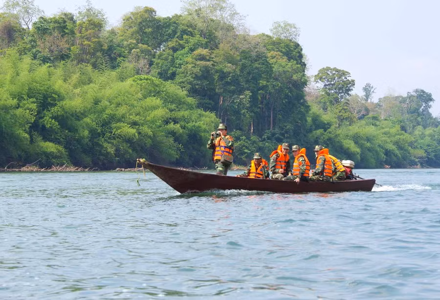 Cán bộ, chiến sĩ Đồn Biên phòng Ia Chía (huyện Ia Grai) trên đường tuần tra. Ảnh: Anh Huy