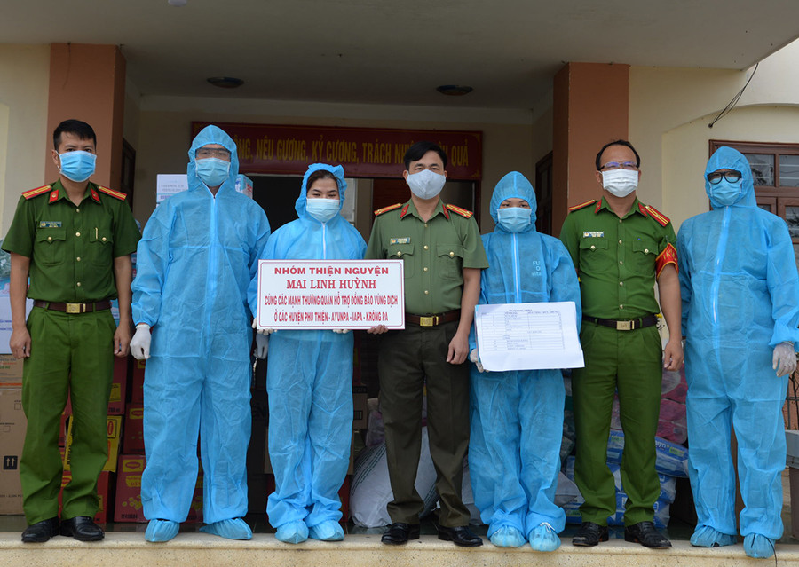  Công an các địa phương vùng dịch Covid-19 nhận hỗ trợ nhu yếu phẩm từ chính quyền và Nhân dân trên địa bàn. Ảnh: Hữu Trường