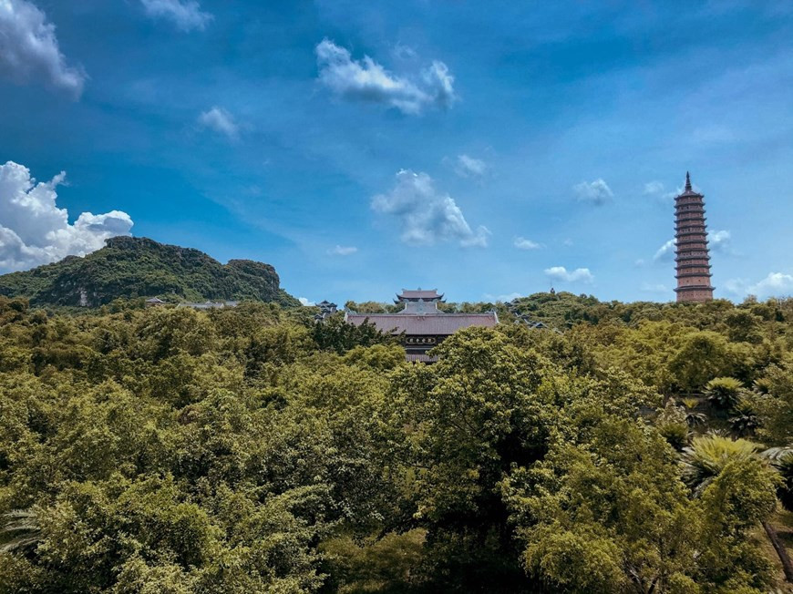 Chùa Bái Đính gồm chùa cổ và chùa mới. Khu chùa cổ nằm trên sườn núi khá yên tĩnh; ở đây du khách có thể tham quan các hang động, các đền thờ như đền thờ thần Cao Sơn hay Đền thờ thánh Nguyễn, Giếng Ngọc... (Ảnh: CTV/Vietnam+)