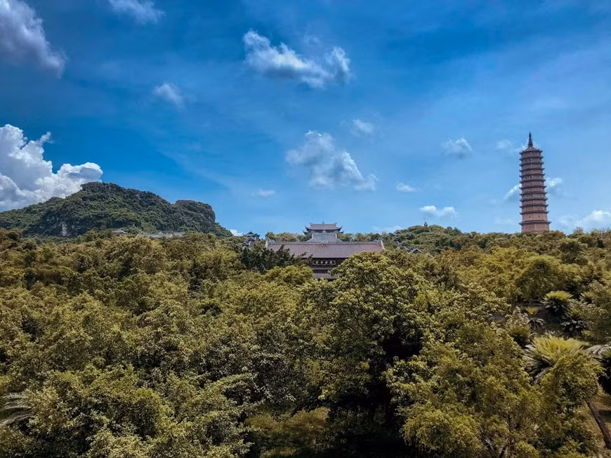 Chùa Bái Đính gồm chùa cổ và chùa mới. Khu chùa cổ nằm trên sườn núi khá yên tĩnh; ở đây du khách có thể tham quan các hang động, các đền thờ như đền thờ thần Cao Sơn hay Đền thờ thánh Nguyễn, Giếng Ngọc... (Ảnh: CTV/Vietnam+)