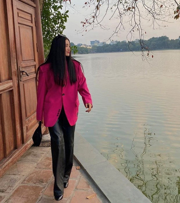 Quần da và blazer phom rộng, cầu vai cứng cáp, giúp Salim có màn F5 xuất sắc dịp đầu năm. Item mang dấu ấn menswear cũng khiến cô nàng trở nên mạnh mẽ, sành điệu gấp bội phần.