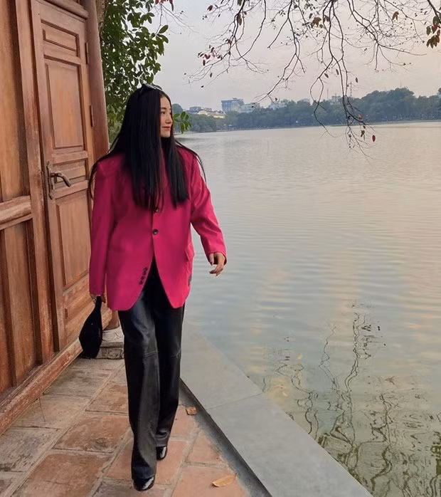 Quần da và blazer phom rộng, cầu vai cứng cáp, giúp Salim có màn F5 xuất sắc dịp đầu năm. Item mang dấu ấn menswear cũng khiến cô nàng trở nên mạnh mẽ, sành điệu gấp bội phần.