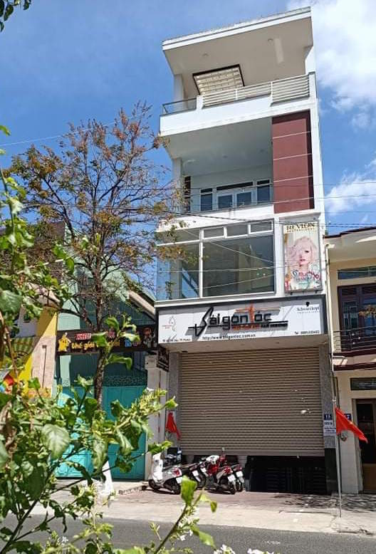 Ông Phan Tuấn Anh quyết định đóng cửa Salon giữa thời điểm “ăn nên làm ra” để bảo vệ sức khỏe của chính bản thân, gia đình và cộng đồng. Ảnh: Nhật Hào.