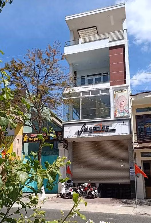 Ông Phan Tuấn Anh quyết định đóng cửa Salon giữa thời điểm “ăn nên làm ra” để bảo vệ sức khỏe của chính bản thân, gia đình và cộng đồng. Ảnh: Nhật Hào.