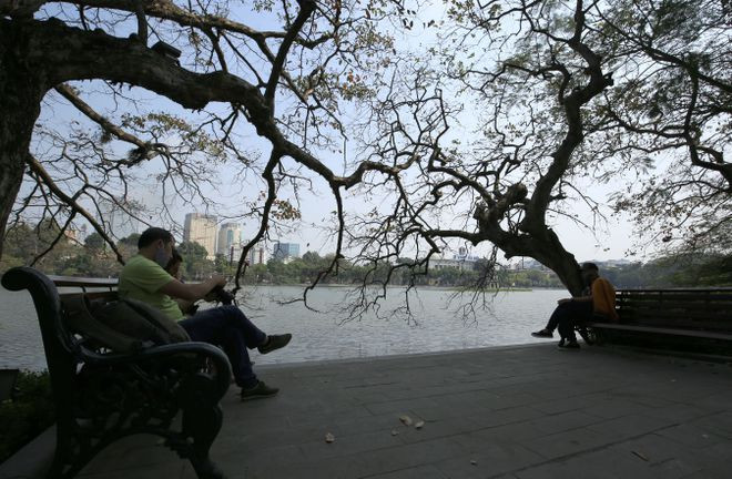  Người dân ngồi ngắm hàng lộc vừng chuyển sắc bên hồ Hoàn Kiếm