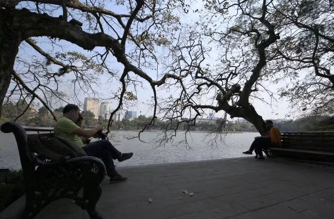  Người dân ngồi ngắm hàng lộc vừng chuyển sắc bên hồ Hoàn Kiếm