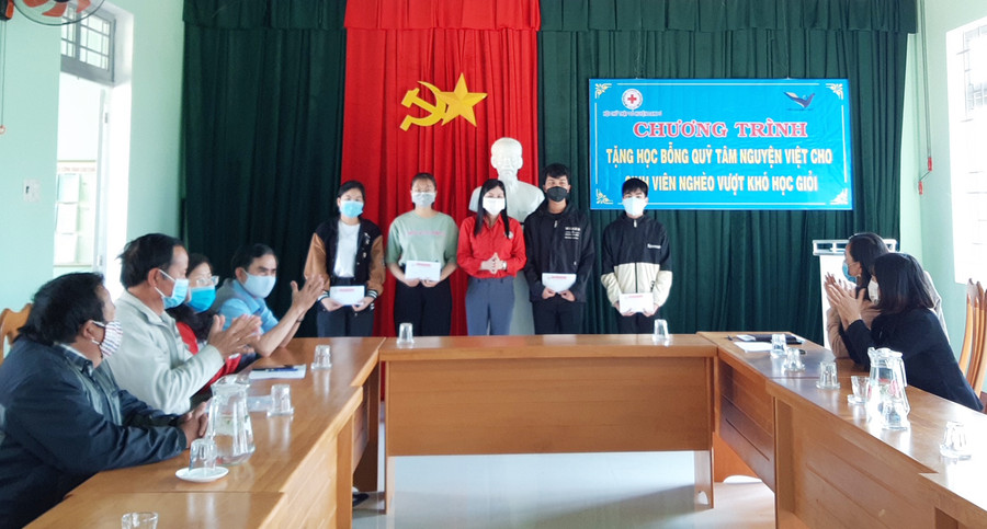 Bà Võ Thị Kim Hoàng-Chủ tịch Hội chữ thập đỏ huyện Đak Pơ trao học bổng Tâm Nguyện Việt cho sinh viên. Ảnh: Tuyết Mai Bà Võ Thị Kim Hoàng-Chủ tịch Hội chữ thập đỏ huyện Đak Pơ trao Học bổng Tâm Nguyện Việt cho sinh viên có hoàn cảnh khó khăn. Ảnh: Tuyết Mai