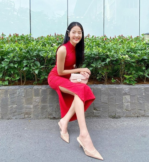 Xuống phố đầu năm, Karen Nguyễn chọn xường xám xẻ hông cao, khai thác lợi thế vóc dáng một cách tinh tế.