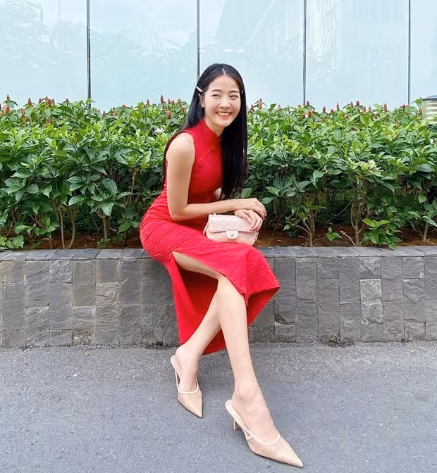 Xuống phố đầu năm, Karen Nguyễn chọn xường xám xẻ hông cao, khai thác lợi thế vóc dáng một cách tinh tế.