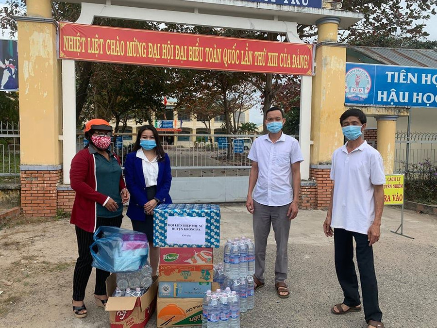 Hội Liên hiệp Phụ nữ huyện Krông Pa tặng vật tư y tế, nhu yếu phẩm cho các điểm cách ly tập trung của huyện. Ảnh: Cao Viễn Phương