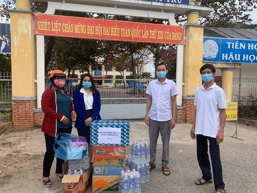 Hội Liên hiệp Phụ nữ huyện Krông Pa tặng vật tư y tế, nhu yếu phẩm cho các điểm cách ly tập trung của huyện. Ảnh: Cao Viễn Phương