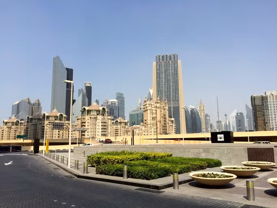 Tòa án này đặt trụ sở tại Tòa án Trung tâm Tài chính quốc tế Dubai (DIFC), một trung tâm trọng tài độc lập hoạt động dựa trên luật chung.