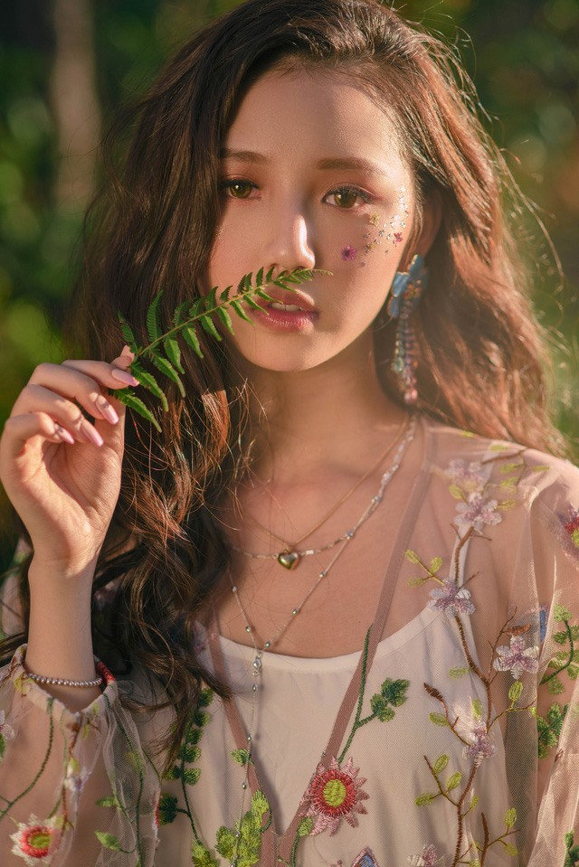 Ra mắt vào đầu năm 2019 với “Anh nhà ở đâu thế”, kết hợp cùng rapper B Ray, nữ ca sĩ trẻ đã nhanh chóng đạt được thành công khi bài hát đã ngay lập tức lên top 2 thịnh hành Youtube chỉ sau hai ngày phát hành. Ảnh: NSX.