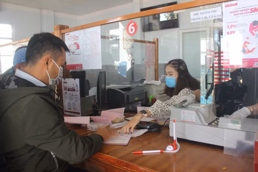 Mặc dù lượng khách hàng tập trung đông nhưng tốc độ xử lý giao dịch tại quầy nhanh, gọn và chuẩn xác.