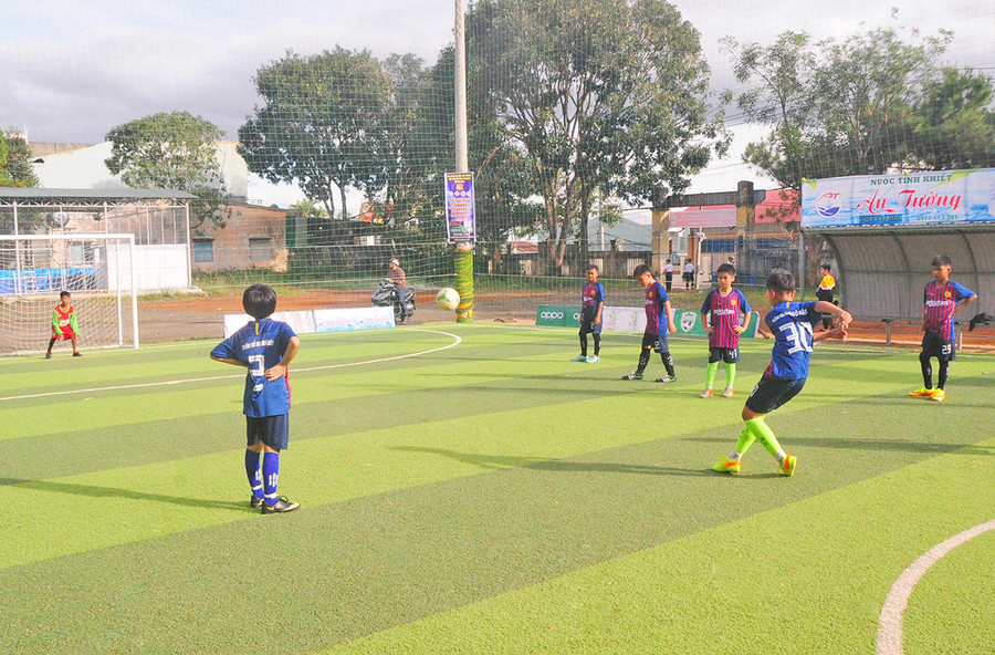 Học sinh đá bóng tại Khu TDTT Trường Tiểu học Nguyễn Văn Trỗi (phường Hoa Lư, TP. Pleiku). Ảnh: Thiên Di