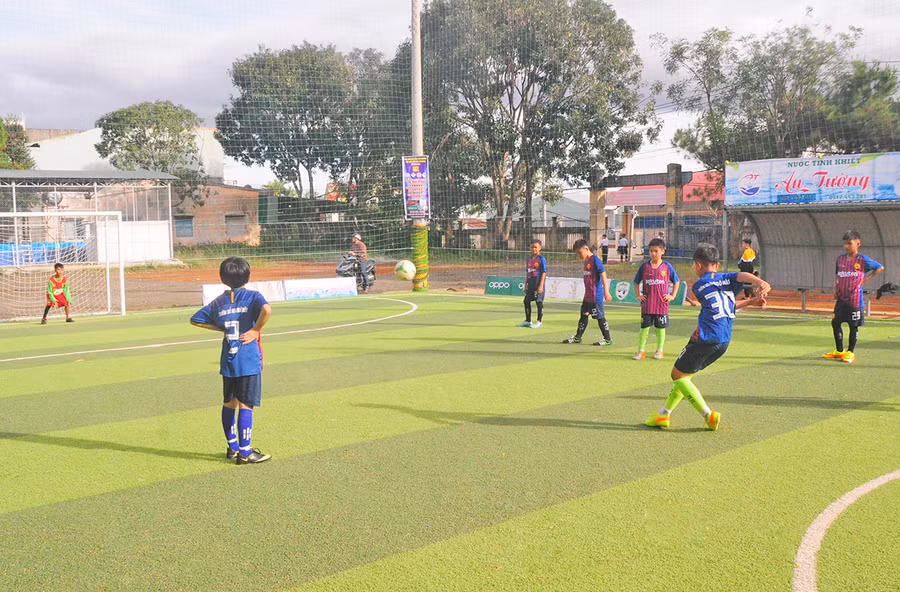 Học sinh đá bóng tại Khu TDTT Trường Tiểu học Nguyễn Văn Trỗi (phường Hoa Lư, TP. Pleiku). Ảnh: Thiên Di