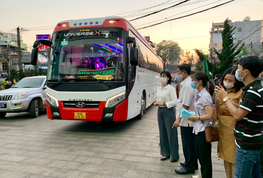 Phó Chủ tịch UBND Nguyễn Thị Thanh Lịch (ngoài cùng bên trái) đón đoàn công tác về tại Khách sạn Tre Xanh (TP. Pleiku). Ảnh: Như Nguyện Phó Chủ tịch UBND Nguyễn Thị Thanh Lịch (áo trắng) đón đoàn công tác về tại Khách sạn Tre Xanh (TP. Pleiku). Ảnh: Như Nguyện