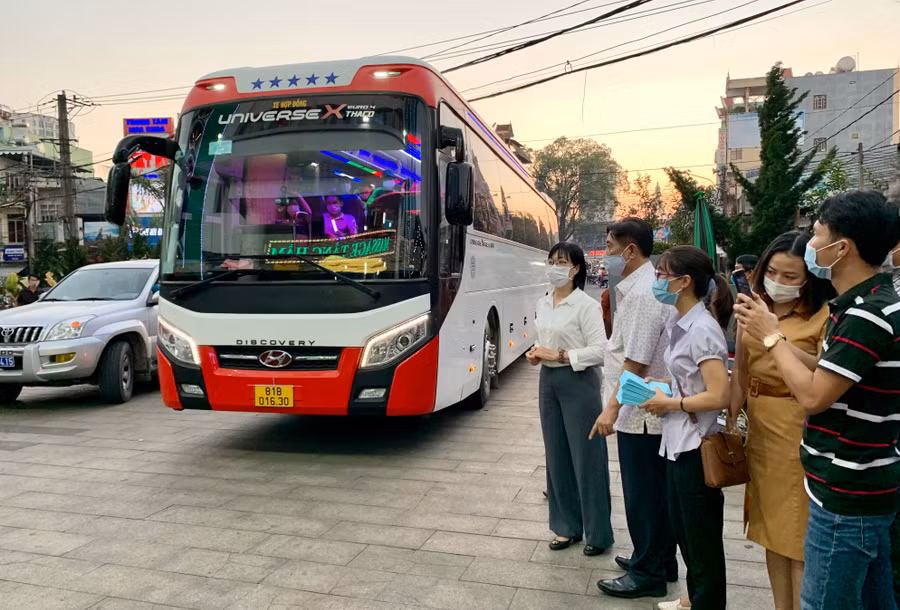 Phó Chủ tịch UBND Nguyễn Thị Thanh Lịch (áo trắng) đón đoàn công tác về tại Khách sạn Tre Xanh (TP. Pleiku). Ảnh: Như Nguyện