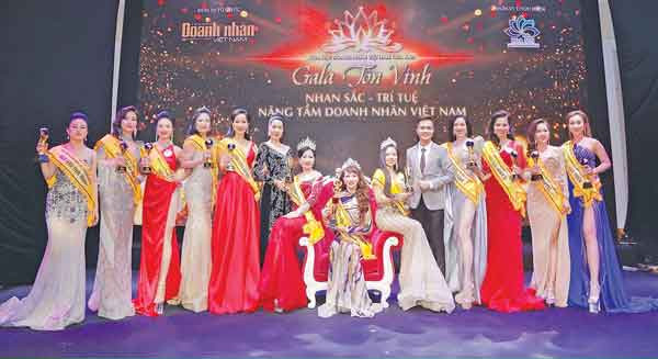 Chị Đoàn Thị Thùy Vi (thứ 4 từ phải qua) đạt danh hiệu Hoa hậu tài năng của cuộc thi Hoa hậu doanh nhân qua ảnh năm 2020 (ảnh nhân vật cung cấp).