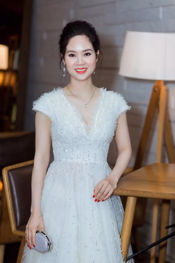 Hiện tại, giống như bao người phụ nữ khác, Mai Phương là một công chức nhà nước bình thường. Ngoài công việc, Mai Phương còn hãnh diện với sự thành đạt của chồng và sự khôn lớn trưởng thành của các con. Cô là một trong những nàng hậu có cuộc sống hạnh phúc viên mãn nhất của Hoa hậu Việt Nam. Ảnh: NVCC