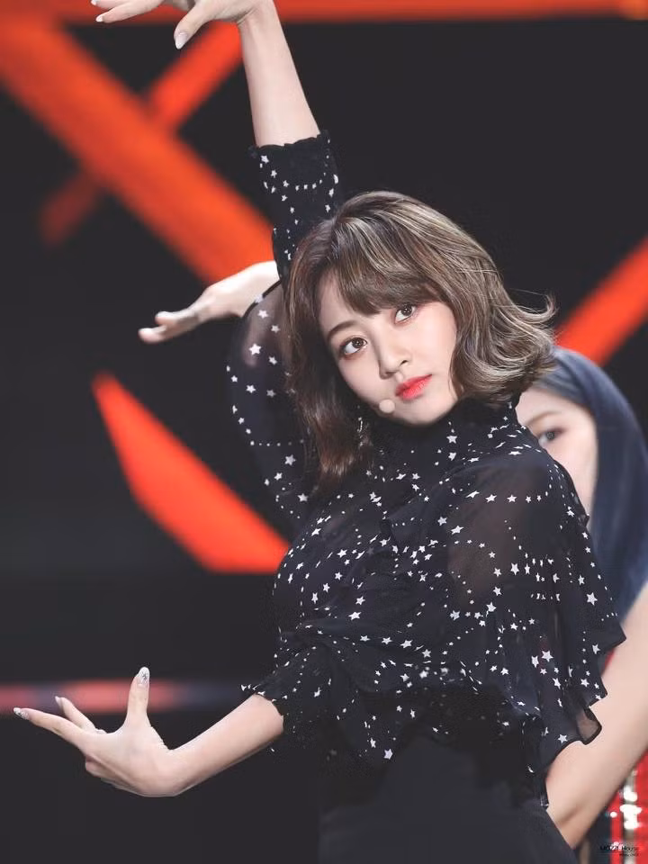 Dù chỉ sở hữu chiều cao 1m62 song với gương mặt đẹp, đôi mắt to tròn, nụ cười rạng rỡ cùng số đo 3 vòng chuẩn, nữ ca sĩ vẫn luôn nổi bật khi đứng cạnh các thành viên của TWICE. Ảnh: Instagram.