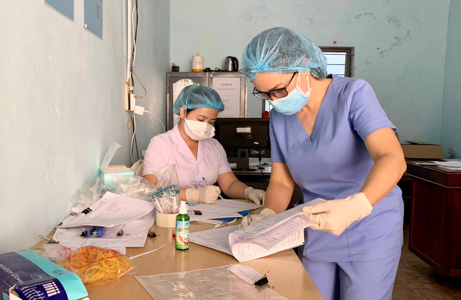 Chị Nguyễn Ngọc Thanh Thủy-Phòng Kế hoạch-Nghiệp vụ (CDC Gia Lai), tổ trưởng tổ tiếp nhận và giao mẫu (áo xanh) cùng đồng nghiệp kiểm tra, phân loại mẫu trước khi chuyển phòng xét nghiệm. Ảnh: Như Nguyện