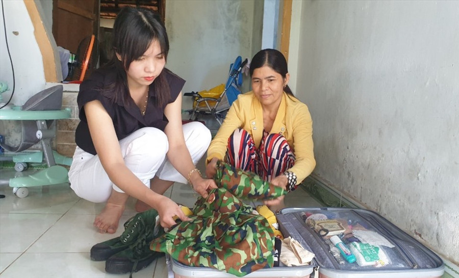 Em Võ Thị Phượng cùng mẹ sửa soạn quần áo để ngày mai (28.2) lên đường nhập ngũ. Ảnh: Thanh Chung  Em Võ Thị Phượng cùng mẹ sửa soạn quần áo để ngày mai (28.2) lên đường nhập ngũ. Ảnh: Thanh Chung