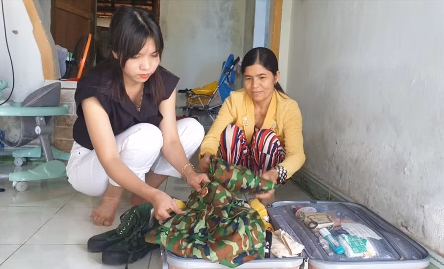  Em Võ Thị Phượng cùng mẹ sửa soạn quần áo để ngày mai (28.2) lên đường nhập ngũ. Ảnh: Thanh Chung