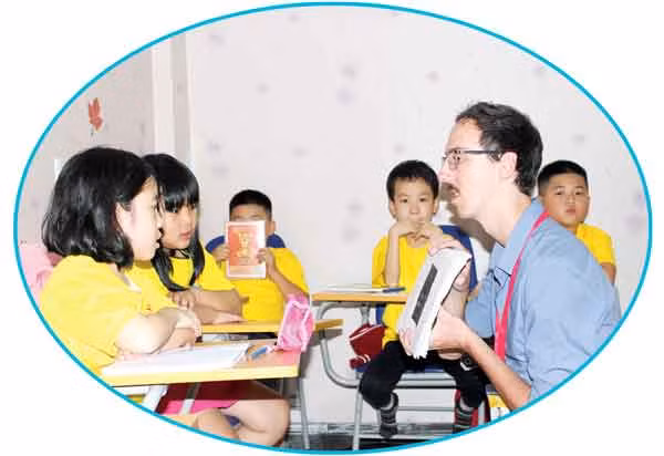 100% giáo viên nước ngoài tại Trung tâm Ngoại ngữ Sao Kim là người bản ngữ có trình độ Đại học. Ảnh: Bảo Lam
