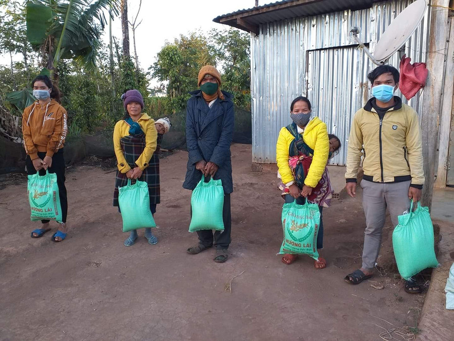 Tặng gạo cho hộ nghèo xã Kon Gang. Ảnh: Hồng Ngọc Tặng gạo cho hộ nghèo, khó khăn xã Kon Gang. Ảnh: Hồng Ngọc