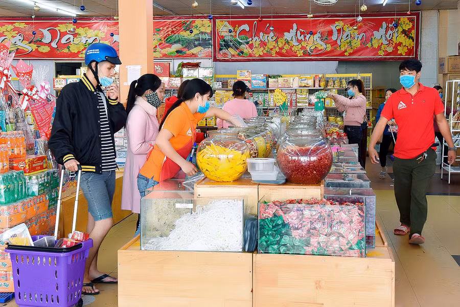 8.Người dân Tp.Pleiku đến siêu thị Tam Ba Tp.Pleiku mua sắm tết cho gia đình.