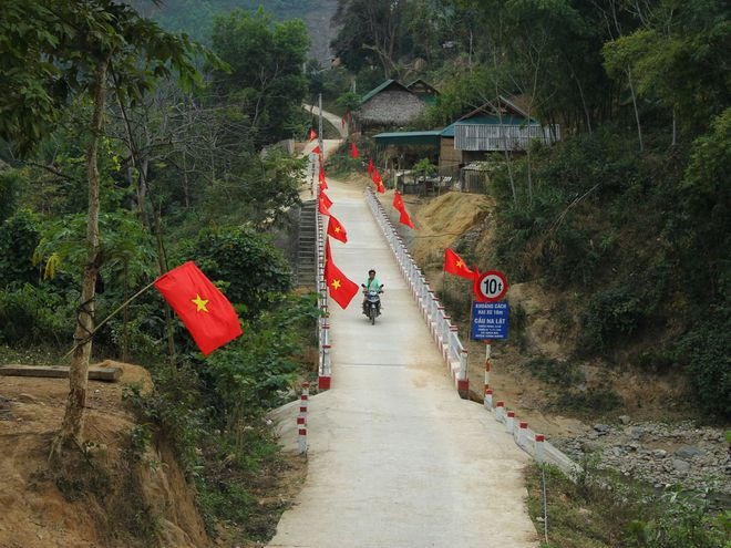  Đường vào bản Na Lợt
