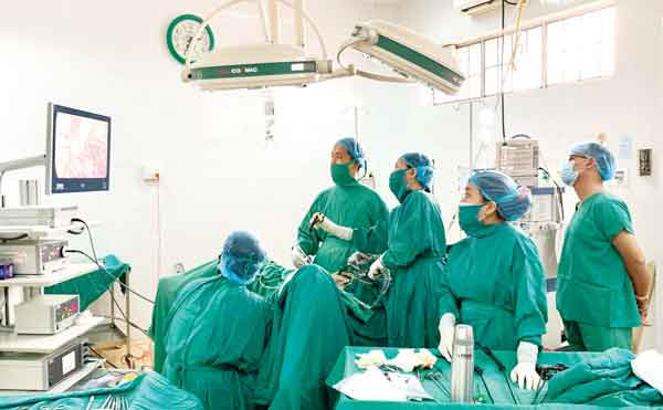 Ngành Y tế tỉnh nỗ lực nâng cao năng lực chuyên môn, đầu tư trang-thiết bị y tế chuyên khoa, hiện đại nhằm chăm sóc sức khỏe cho nhân dân. Ảnh: Ngọc Thu