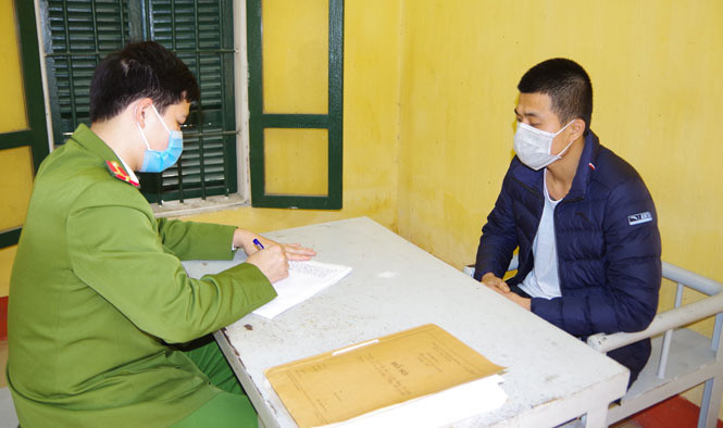 Đối tượng Nguyễn Tiến Mạnh tại cơ quan điều tra. (Ảnh: Duy Phương) Đối tượng Nguyễn Tiến Mạnh tại cơ quan điều tra. (Ảnh: Duy Phương)