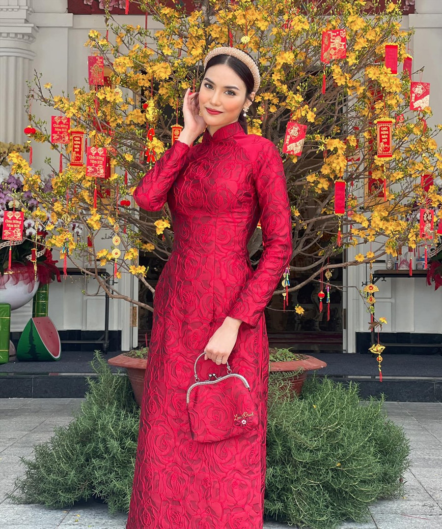 "Mợ ba" Lan Khuê sang trọng với bộ áo dài gấm in hoa đỏ. Ảnh: NVCC.