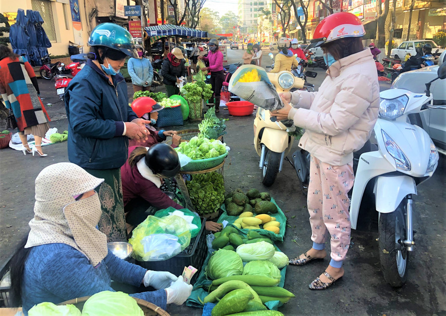 Cảnh nhộn nhịp phiên chợ đầu năm trước cổng Trung tâm Thương mại Pleiku ngày mùng 2 Tết. Ảnh. Đinh Yến