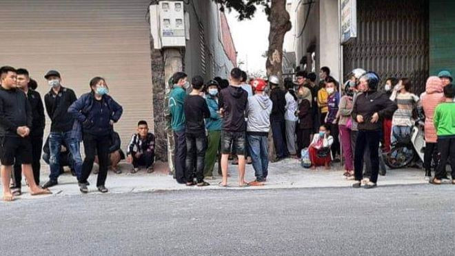 Rất đông người dân tập trung đầu ngõ nơi có ngôi nhà là hiện trường vụ nữ sinh tử vong bất thường - ẢNH CTV